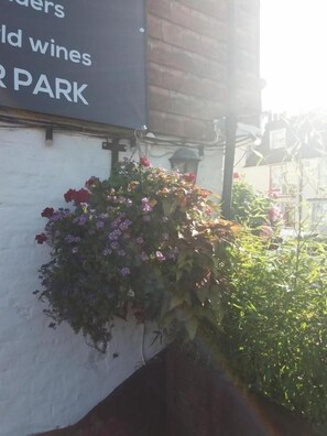 Un edificio con un letrero que dice 'World wines' y 'PARK'.