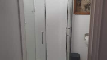 Habitación triple (Room 4) | Baño | Amenidades de baño gratuitas