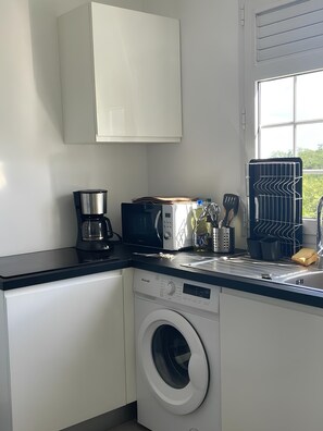 Fridge, microwave, stovetop, dishwasher - Bas de Villa F2 Avec Terrasse Proche Plages Diamant et Anses D'arlets (Le Diamant)