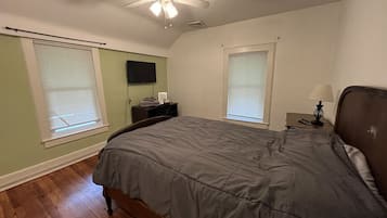 4 bedrooms, desk, iron/ironing board, WiFi