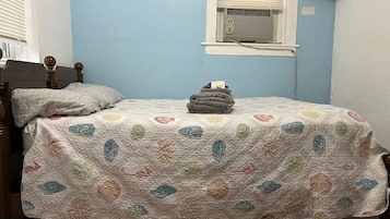 2 habitaciones, escritorio, tabla de planchar con plancha y wifi