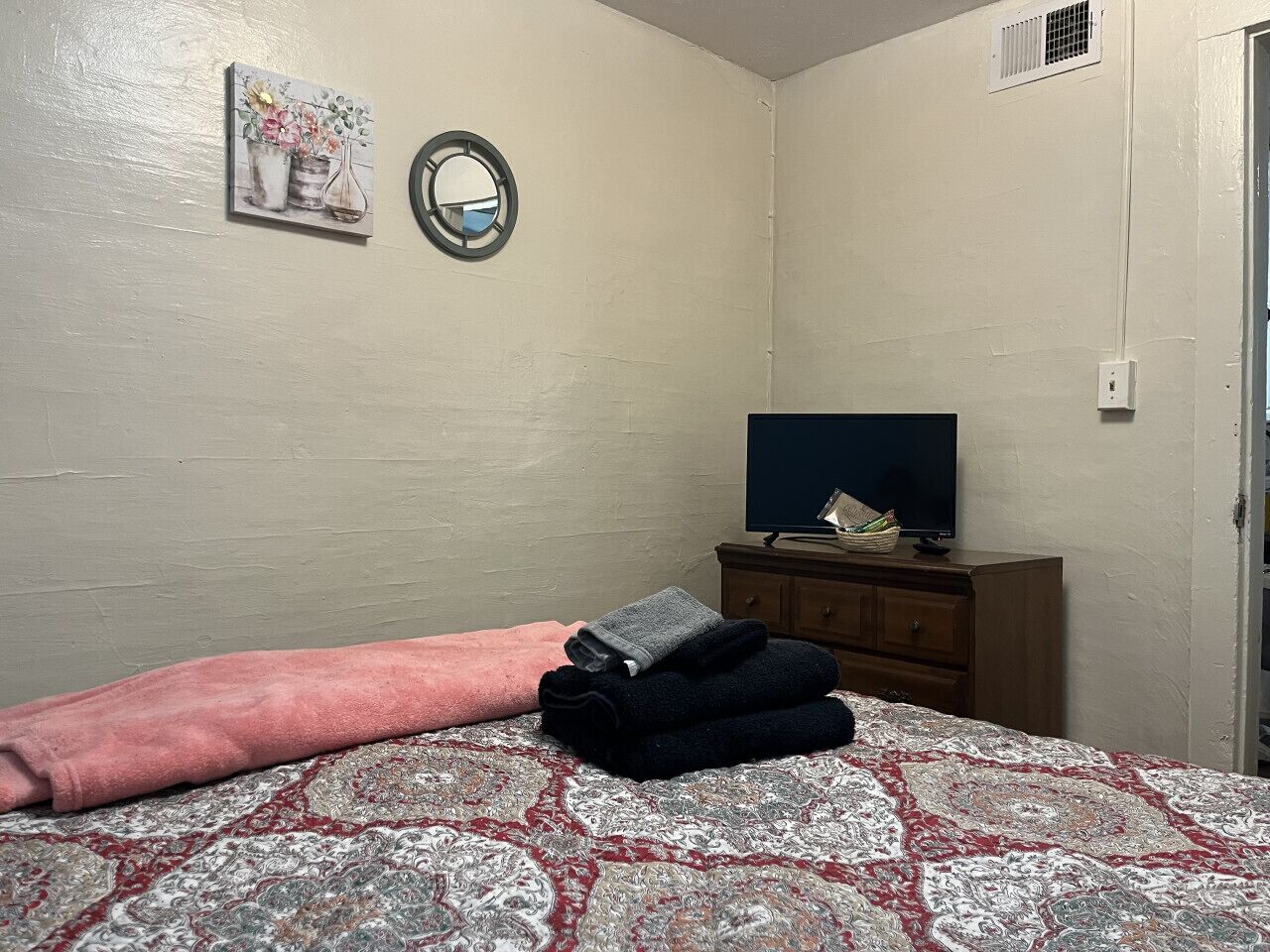 2 habitaciones, escritorio, tabla de planchar con plancha y wifi 