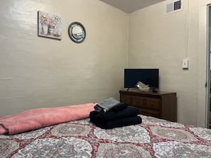 2 habitaciones, escritorio, tabla de planchar con plancha y wifi 