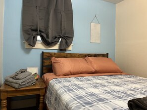 2 bedrooms, desk, iron/ironing board, WiFi