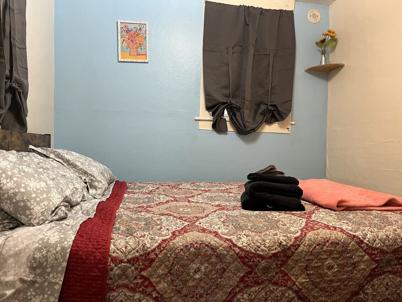 2 bedrooms, desk, iron/ironing board, WiFi