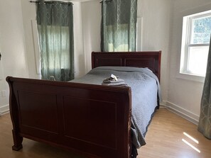 3 bedrooms, desk, iron/ironing board, WiFi