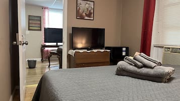 3 habitaciones, escritorio, tabla de planchar con plancha y wifi