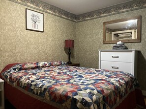 1 dormitorio, escritorio, tabla de planchar con plancha y wifi