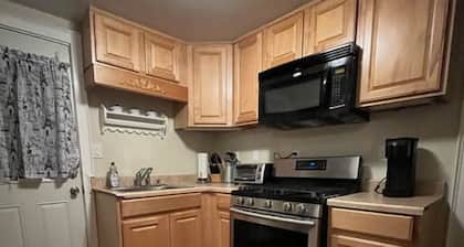 Intimate 1 Bedroom Apt by UHS