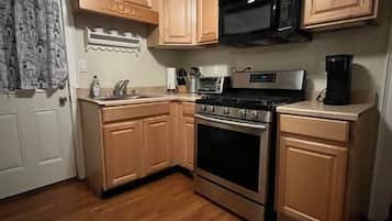 Geladeira, micro-ondas, fogão, cooktop