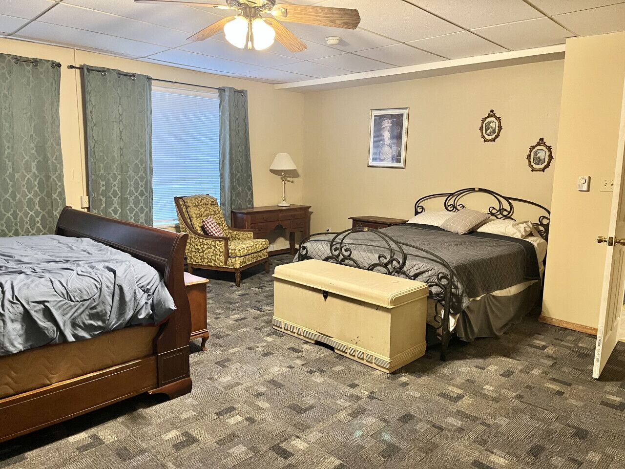 1 dormitorio, escritorio, tabla de planchar con plancha y wifi