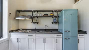 Fridge, stovetop, coffee/tea maker, toaster