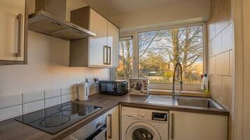 Apartemen | Dapur pribadi | Lemari es, microwave, oven, dan kompor