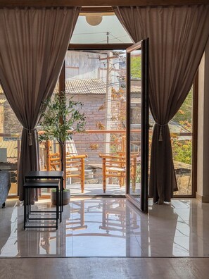 Standard Double Room | Living area - Caribian Hotel Yerevan (Yerevan)