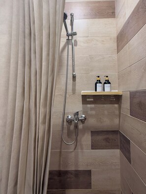 Tripla Classic | Bagno | Doccia, doccia idromassaggio, set di cortesia gratuito, asciugacapelli
