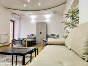 Tremannsrom – classic | Allergitestet sengetøy, senger med overmadrass, minibar og lydisolert