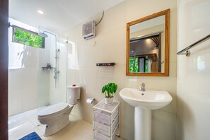 Dusj, regndusjhode, bidé og håndklær