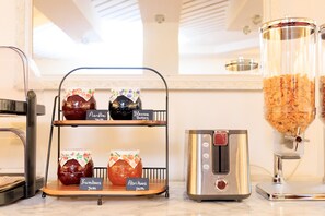 Tägliches Frühstücksbuffet (10 EUR pro Person)