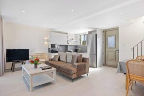 Smart TV, offices - Theseus Villa (Chania Town)