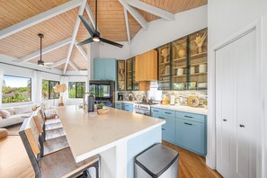 Fridge, microwave, oven, stovetop - Designer oasis with waterfall & sunset views, hot tub, kayak, surfboard & bikes (Princeville)