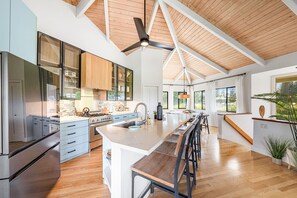 Kjøleskap, mikrobølgeovn, ovn og kokeplater