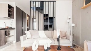 A modern living room with a sofa, a coffee table, and a decorative sculpture. - Brand-New Penthouse with Private Terrace (Ciudad de México)