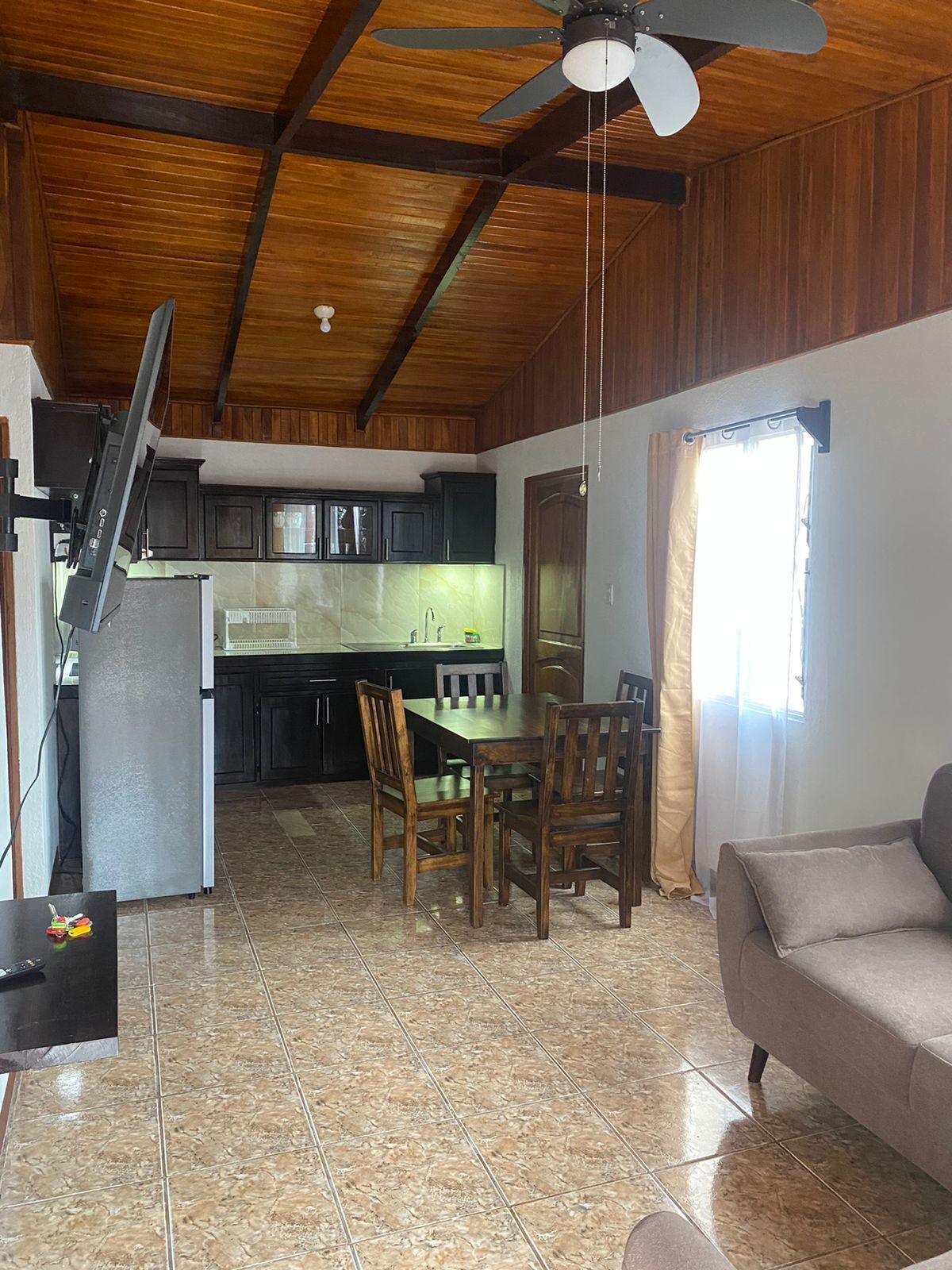 Appartement de base, 2 chambres | Aire de séjour | Téléviseur à écran plat