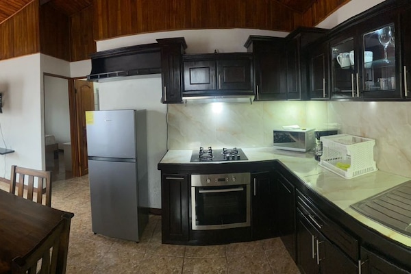 Refrigerador con freezer, microondas, lavavajillas, arrocera