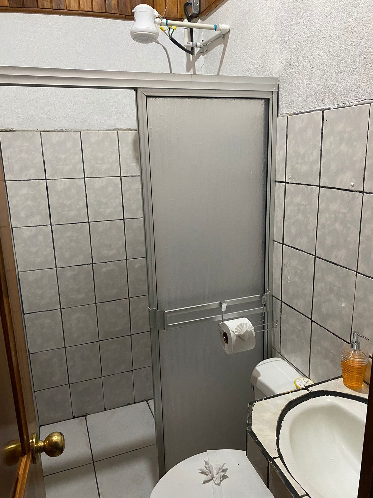 Un bany petit amb vàter, rentapel i plat de dutxa.