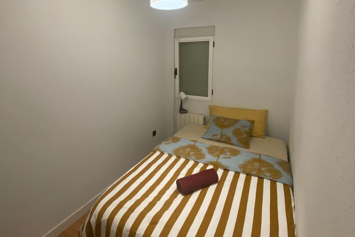 Basic Single Room | Down duvets, free WiFi, bed sheets