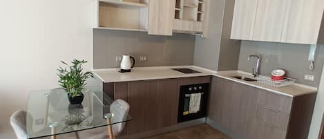 Køleskab, mikrobølgeovn, ovn, kogeplade