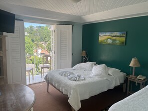 컴포트룸 | 책상, 무료 WiFi