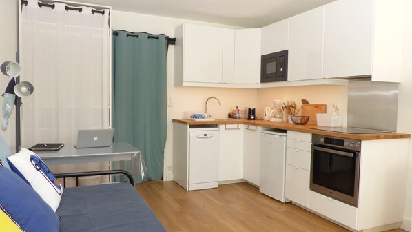 Kylskåp, mikrovågsugn, ugn och diskmaskin