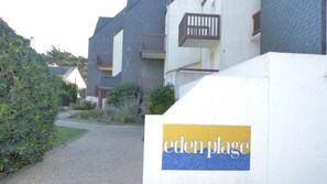 A residential building with a sign reading "eden plage". - Waterfront studio in Penthièvre (Saint-Pierre-Quiberon)