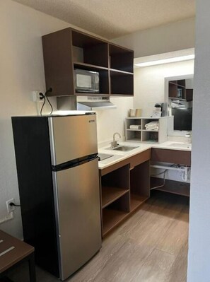 Full-size fridge, microwave, stovetop, coffee/tea maker - My Home at Columbus (Columbus)