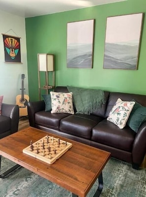Smart TV, fireplace - Charming Pet and family-friendly centrally located home in Arvada. (Arvada)