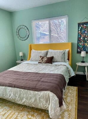 3 bedrooms, in-room safe, desk, iron/ironing board - Charming Pet and family-friendly centrally located home in Arvada. (Arvada)