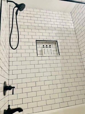 Dusche, Haartrockner, Handtücher, Seife
