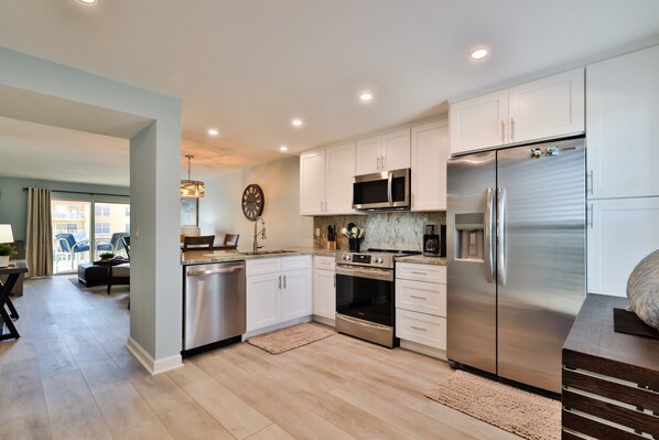 Refrigerador, microondas, horno y parrilla de estufa