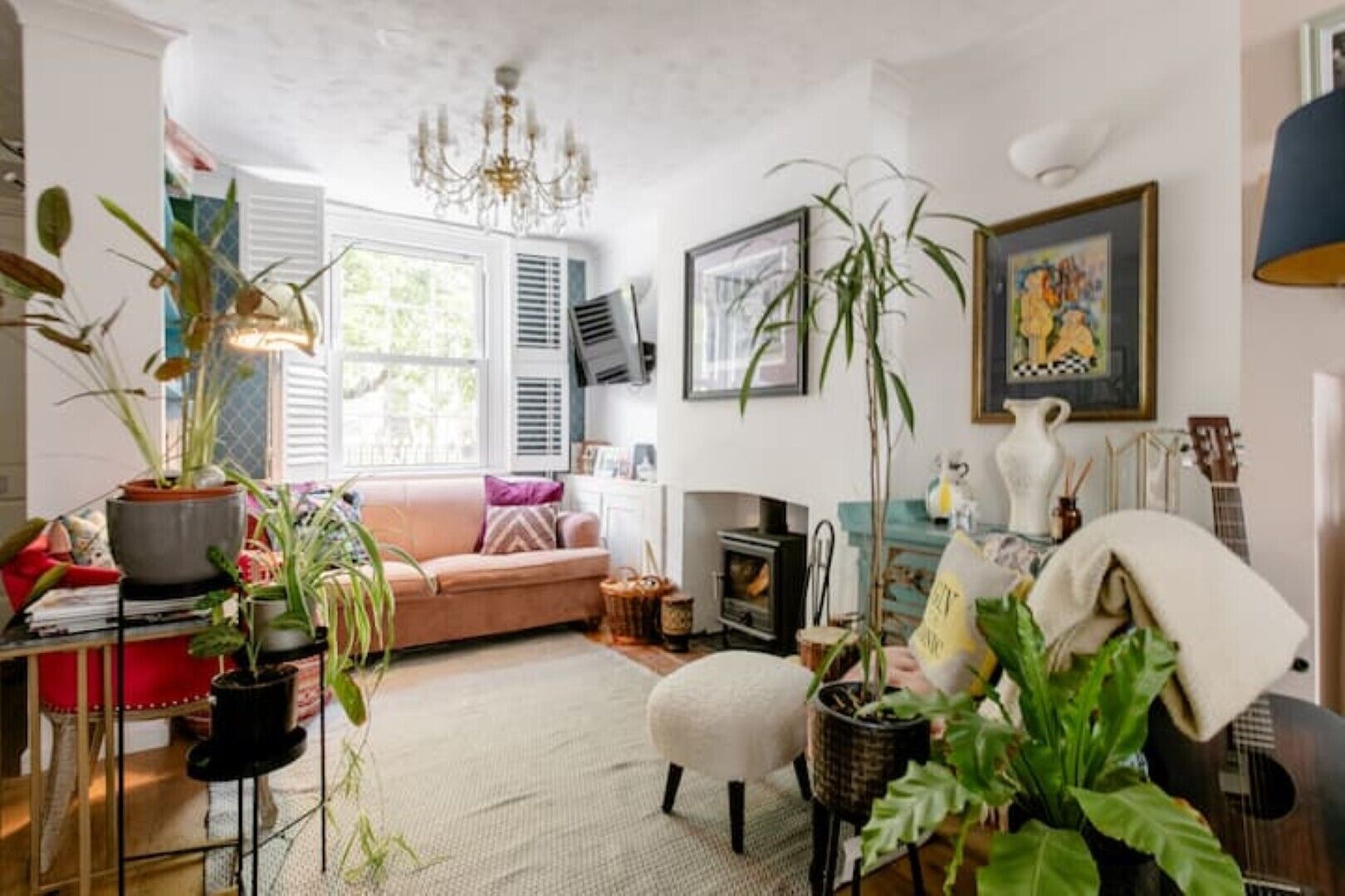 Smart TV, fireplace, books, stereo