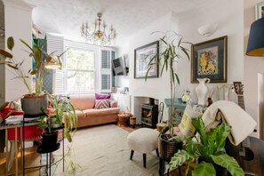 Smart TV, fireplace, books, stereo