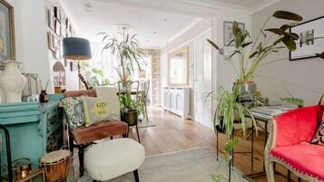 Smart TV, fireplace, books, stereo