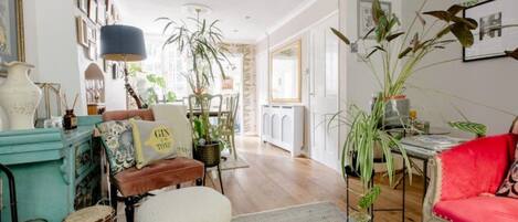 TV connectée, cheminée, livres, chaîne hi-fi