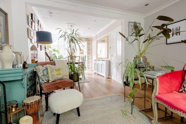 Smart TV, fireplace, books, stereo