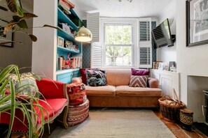 Smart TV, fireplace, books, stereo