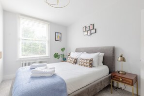 3 quartos, escrivaninha, ferros/tábuas de passar roupa