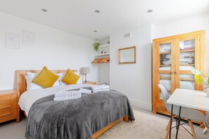 3 bedrooms, desk, iron/ironing board, Internet - Eclectic 3BD Escape with Roof Terrace, Wandsworth (London)