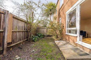 Terrace/patio - Kennington Gem: 3BR Home & Private Garden (London)
