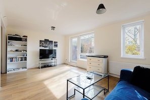 Living area - Spacious 3BDR Kennington Home with Private Garden (London)