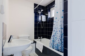 Shower, hair dryer - Kennington Gem: 3BR Home & Private Garden (London)